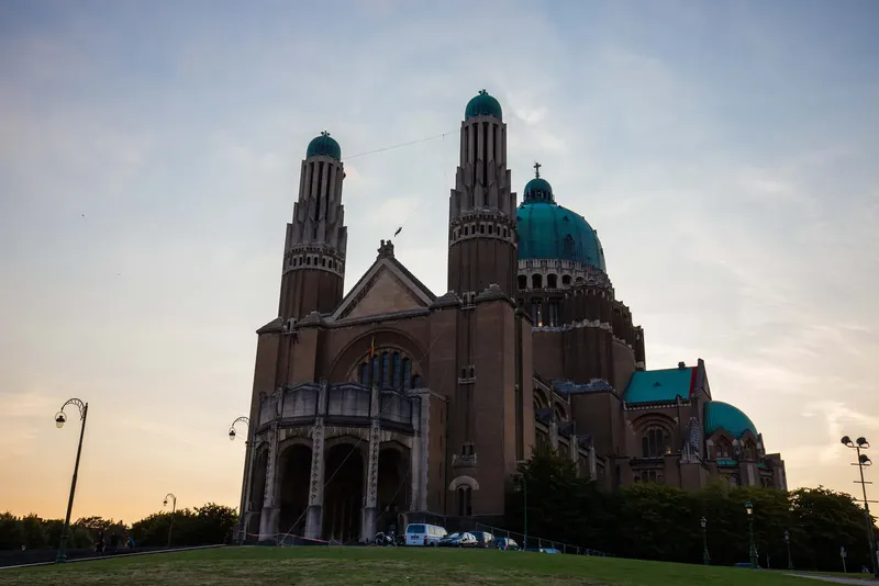 Spéléologues sur la façade de la Basilique lors du rallye 2023, photo 3