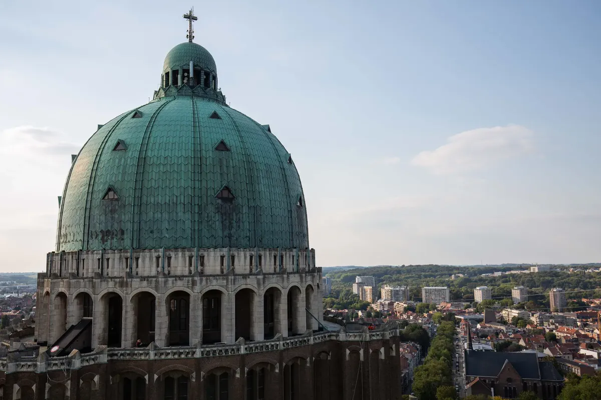 Rallye de spéléologie, parcours de cordes installé sur et dans la Basilique de Koekelberg